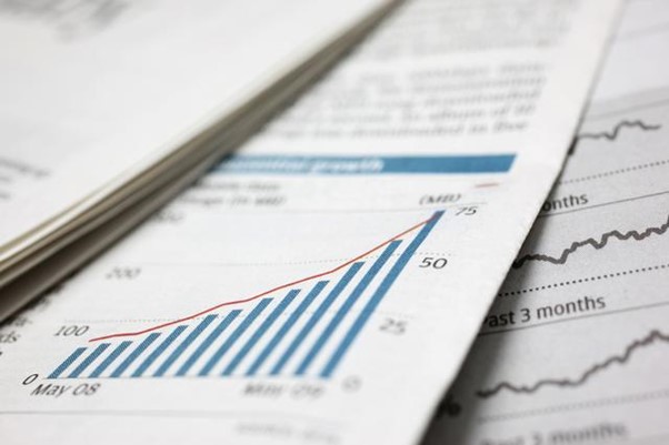 Nahaufnahme eines Diagramms auf einer Zeitungsseite, das Daten und Trends visuell darstellt