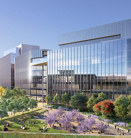 Ein Foto einer Glastüre im Meetingbereich im Amgen Büro in Wien, im Hintergrund sieht man verschwommen ein laufendes Meeting von Amgen Österreich Mitarbeiterinnen