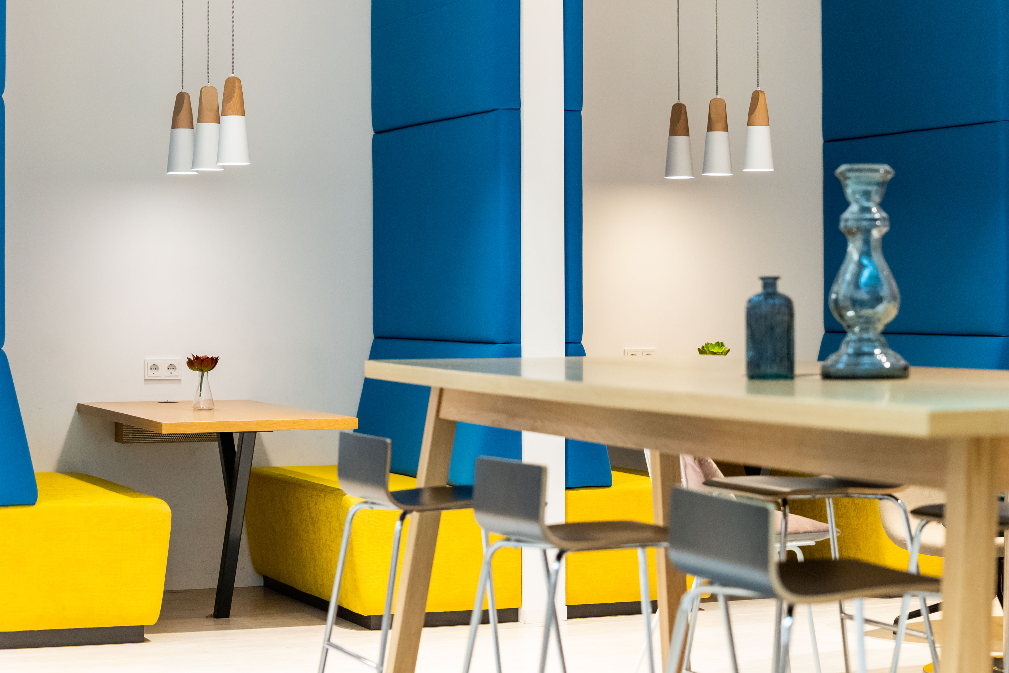 Farbenfrohe Möbel im Amgen Österreich Office